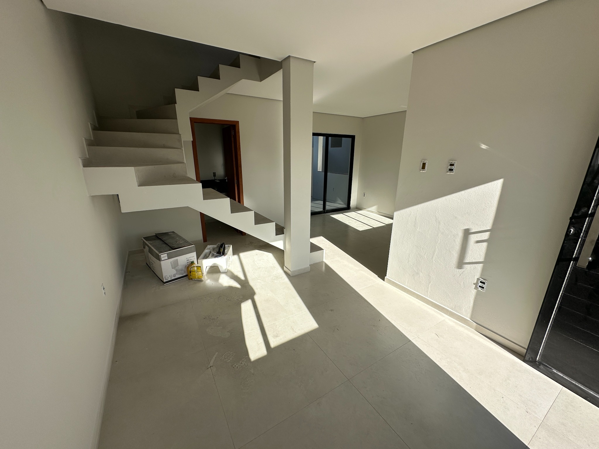 Sala e escada da Casa 05
