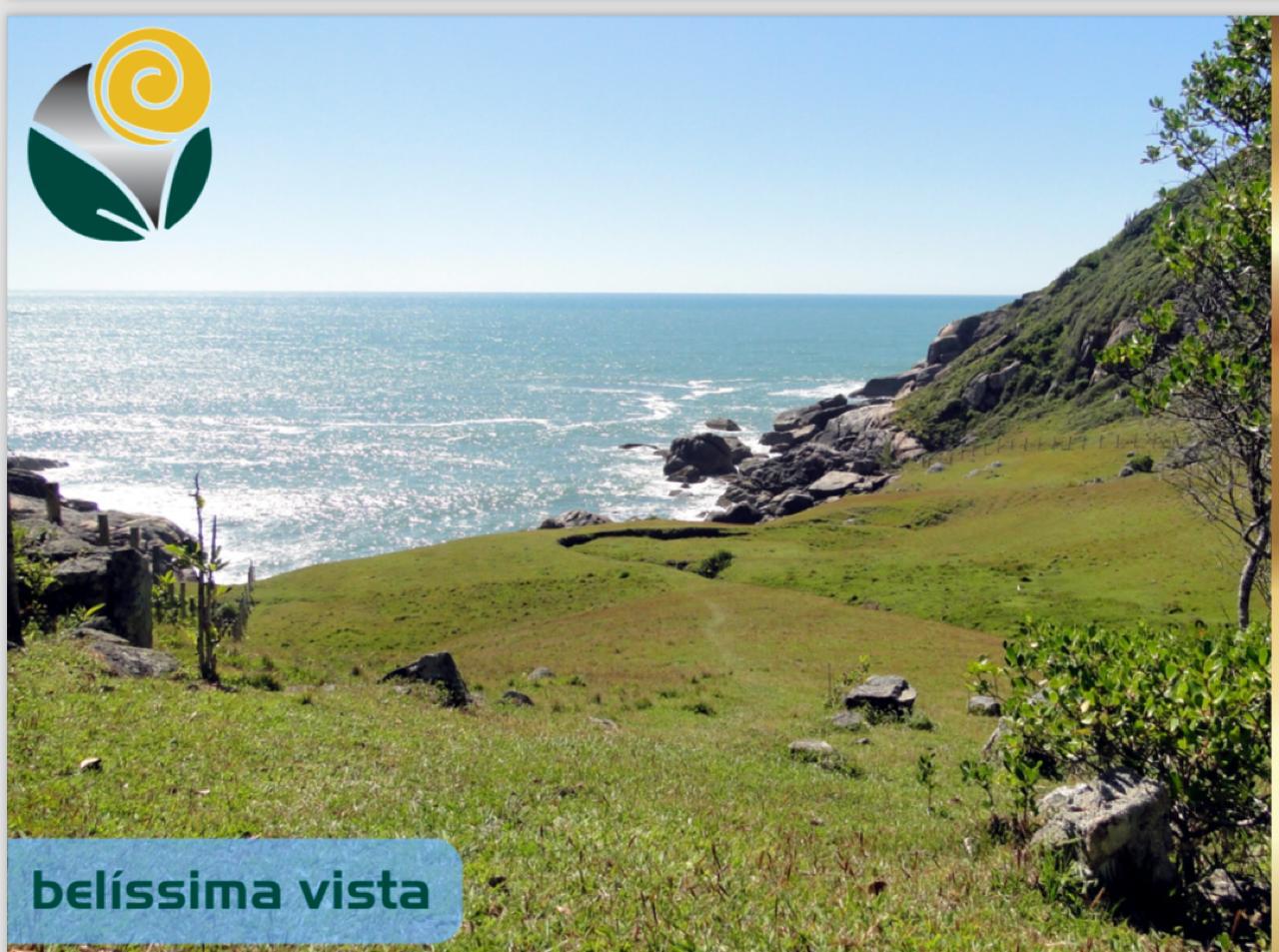 Vista do campo e do mar no Costão das Cobras