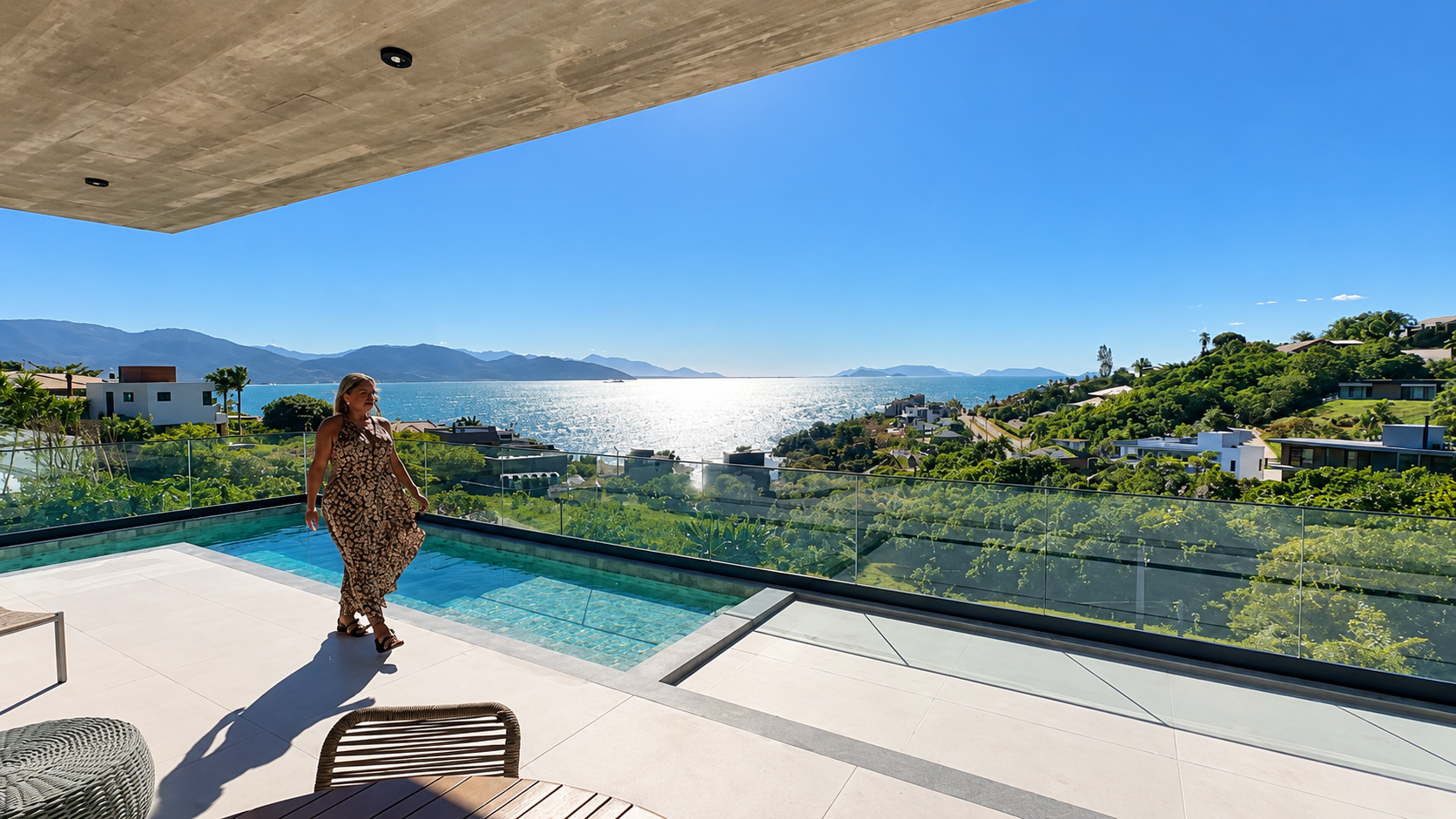 Ivana Nolan junto à piscina com vista para o mar