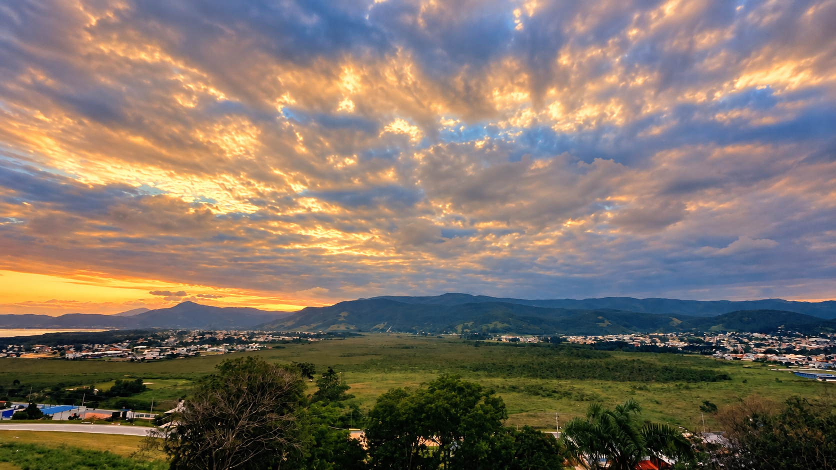 Vista panorâmica do pôr do sol sobre Garopaba